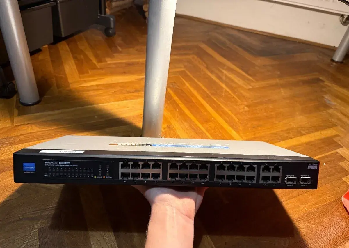 Network switch srw224g4