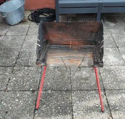 Malý, přenosný, rozkládací gril.