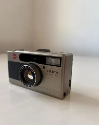 Leica Minilux s datovou stěnou
