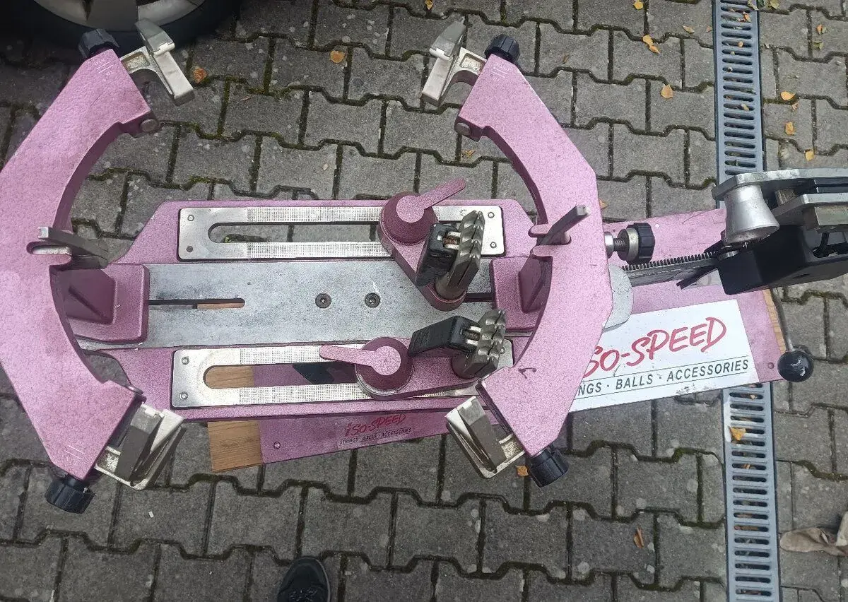 Stroj na vyplétání raket mechanický