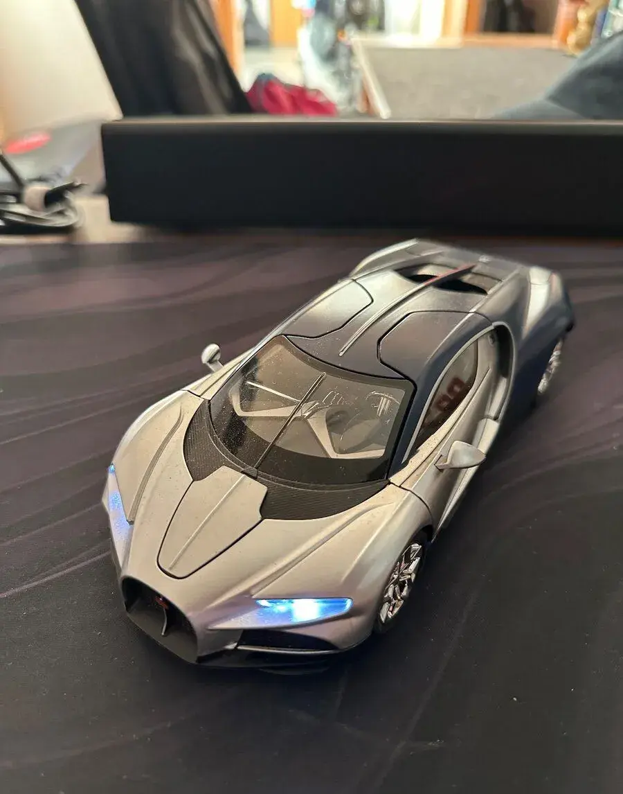 Kovový model Bugatti 1:24 – nový (svítící světla + otevírací