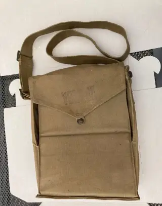 Vojenská brašna na masku rok 1953 za 500 kč