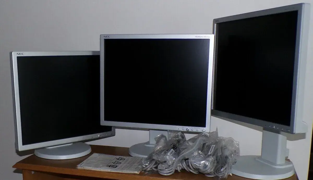 Profesionální 19" IPS LCD monitory NEC EA193Mi