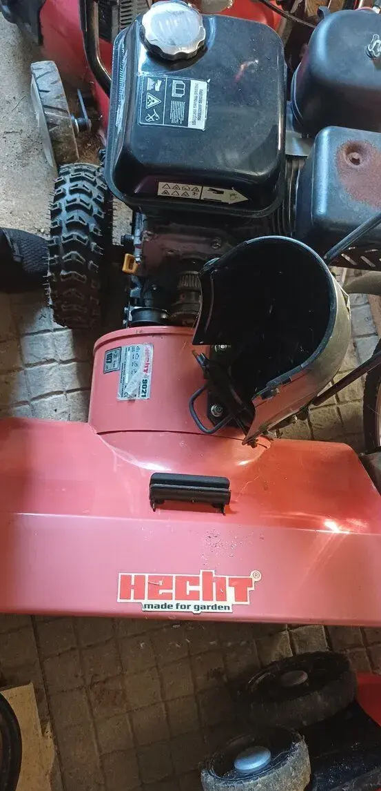 Sneznou frézu funkční výborný zanovni motor