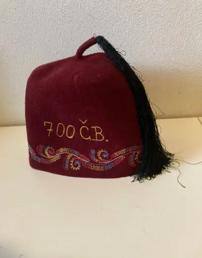 Fez, pokrývka hlavy, vyšívaný za 500 kč