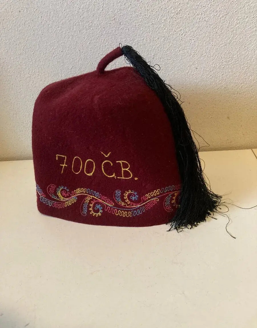Fez, pokrývka hlavy, vyšívaný za 500 kč