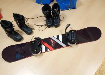 Snowboard a na výběr jsou 2 snowboardové boty