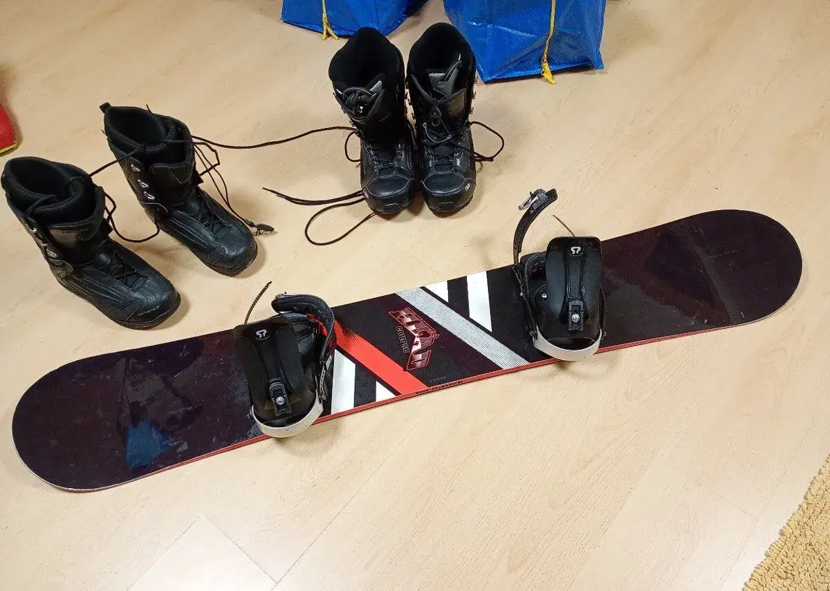 Snowboard a na výběr jsou 2 snowboardové boty