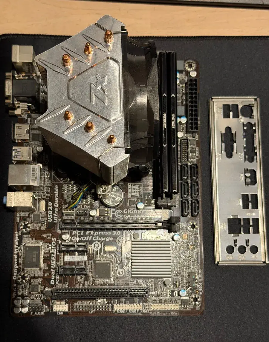 Intel i5-4670K / Gigabyte Z87 / 16GB DDR3 / GTX 760 2GB