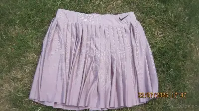 Sukénka NIKE, triko H&M vel. 140