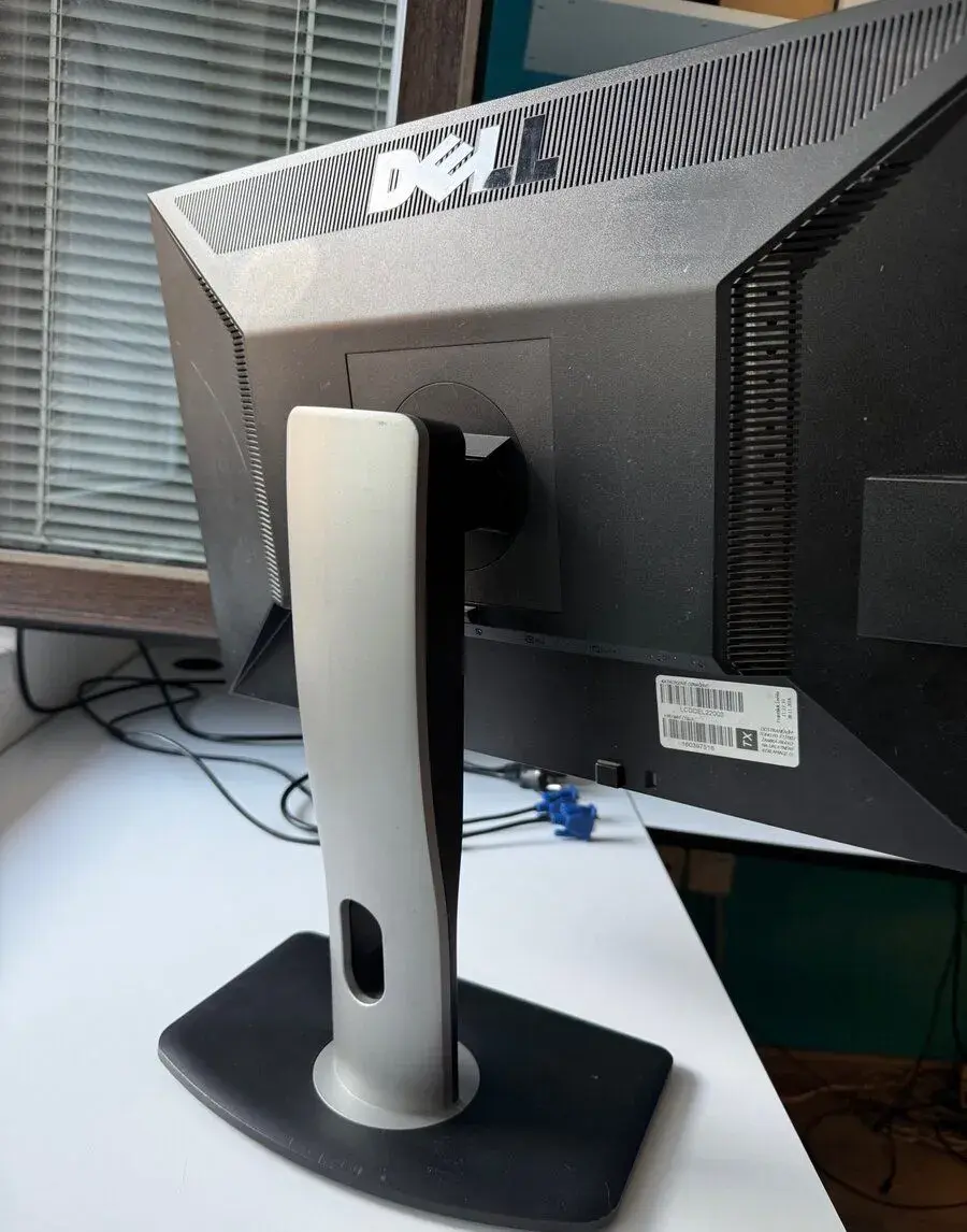 22" LCD monitor Dell P2210