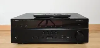 YAMAHA RX-V477 / AirPlay nternetové rádio Spotify USB