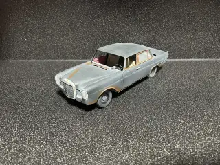 Mercedes Benz 220 SE heckflosse barn find 1:18