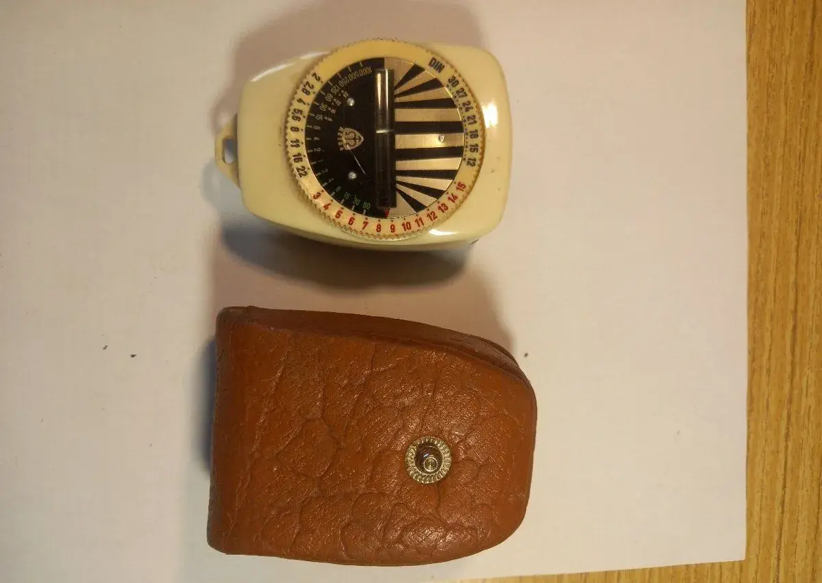 Starý kapesní expozimetr s pouzdrem – retro