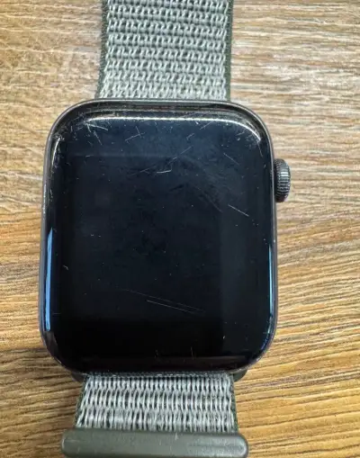Apple Watch SE 44 mm GPS – nabíječka – funkční
