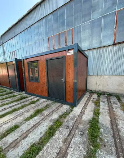 Kontejner o rozměru 2,4 x 4 m s mřížemi