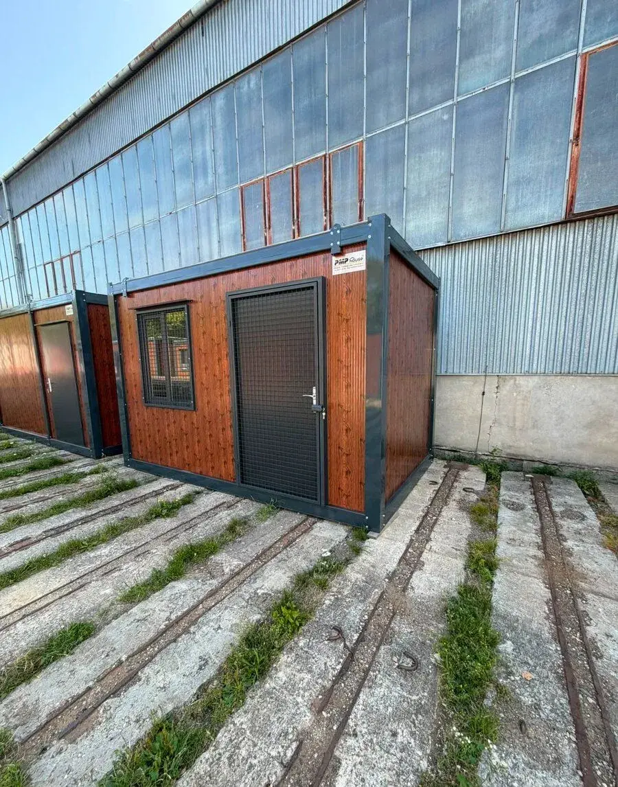 Kontejner o rozměru 2,4 x 4 m s mřížemi
