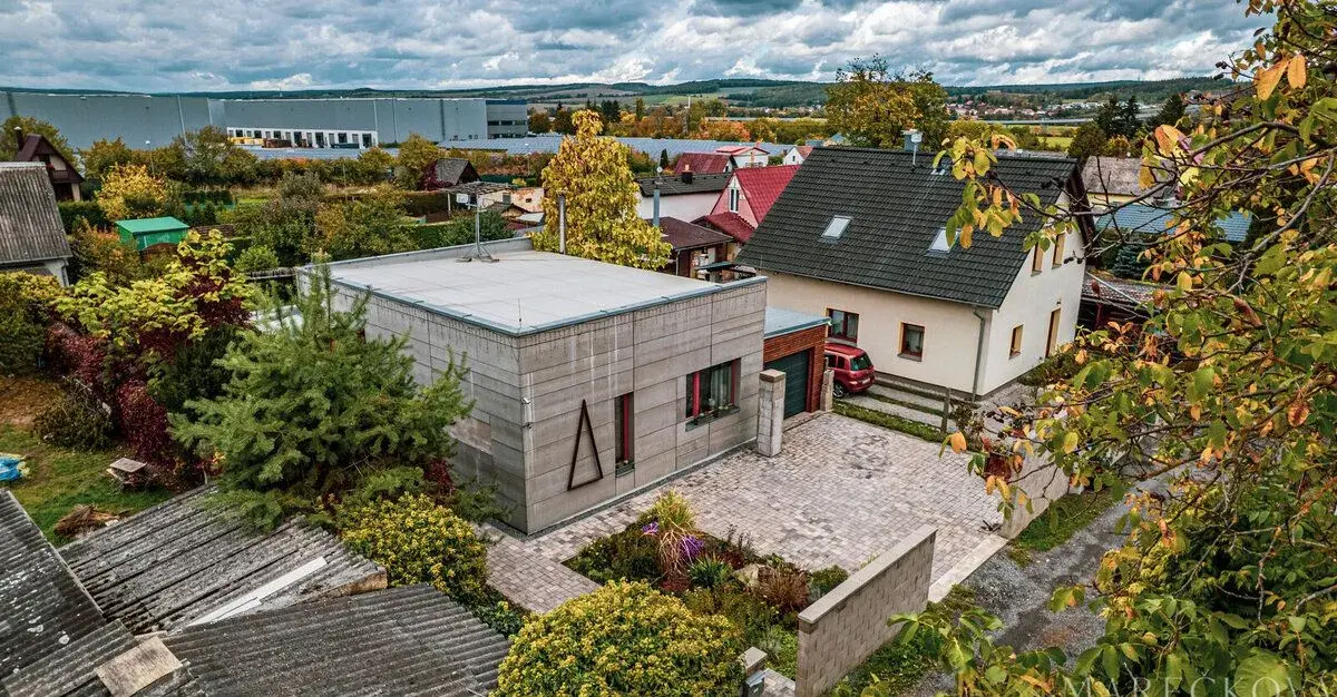 Prodej útulného zděného bungalovu se zahradou a garáží, 99m²