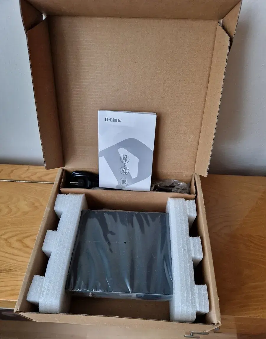 Starší Switch D-Link DGS-1100-24 portů - nepoužitý