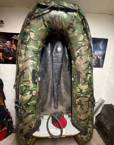 Rybářský člun s pevnou podlahou