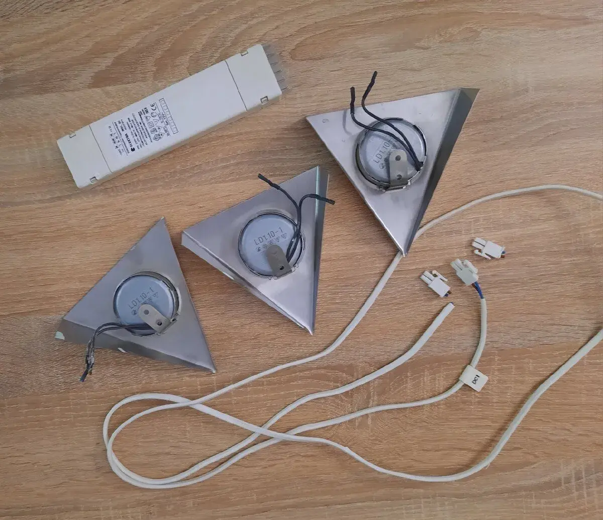 LED světla pod kuchyňské skříňky