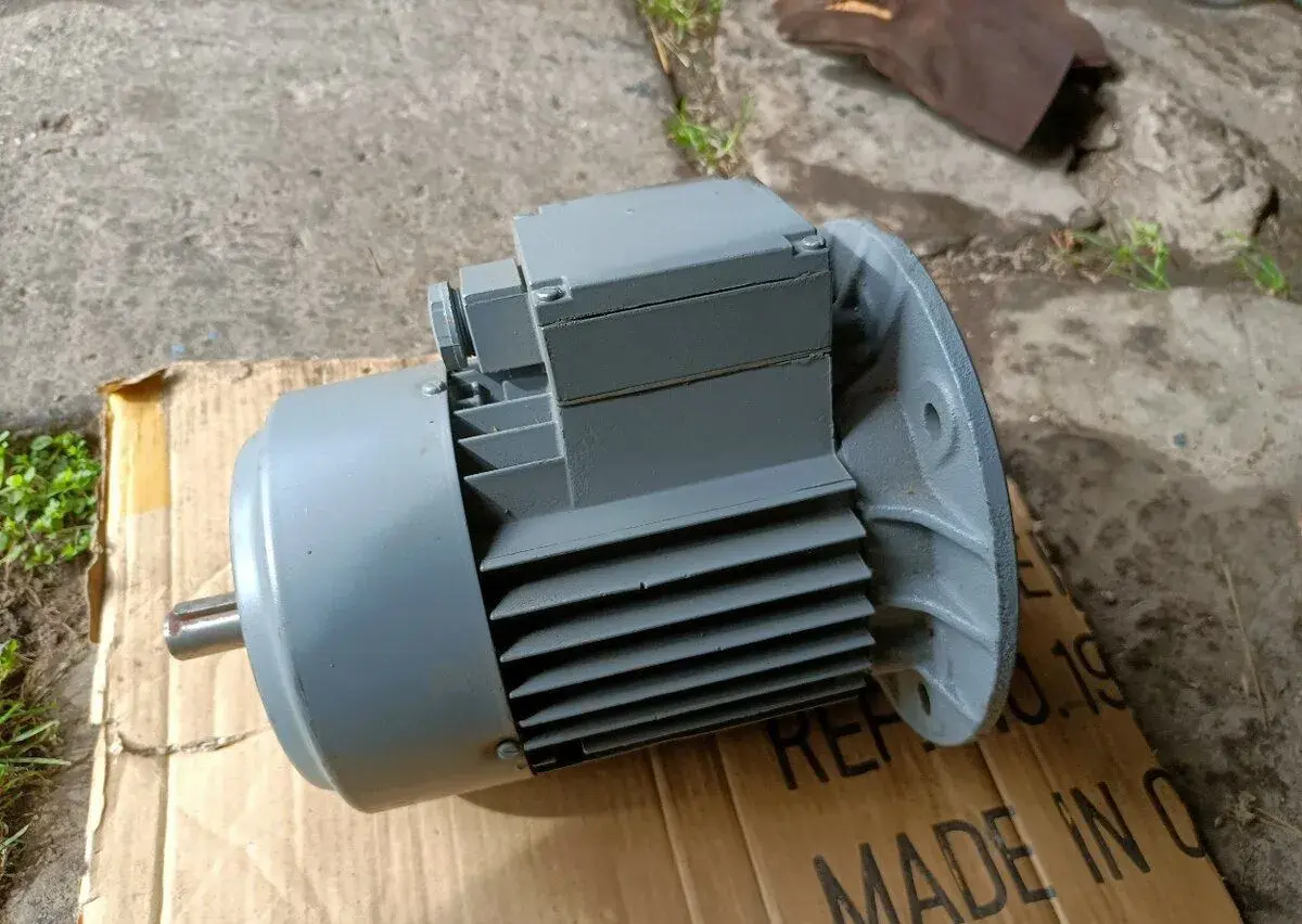 PŘÍRUBOVÝ ELEKTROMOTOR