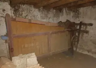 Historická řezačka na slámu
