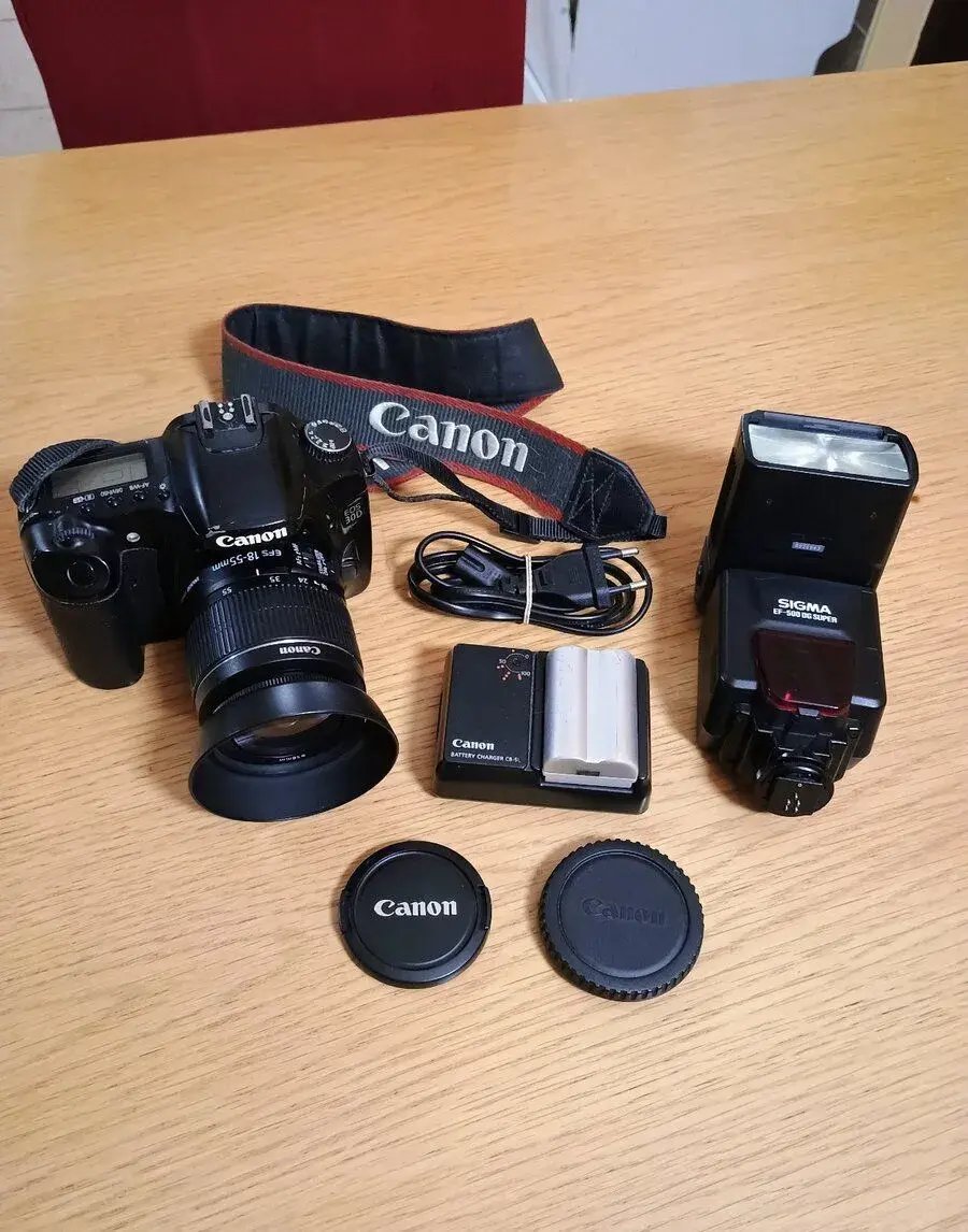 Canon EOS 30D + Canon EF-S 18-55 IS II + blesk Sigma