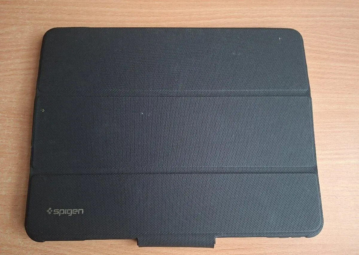 Pouzdro Spigen iPad Pro 11