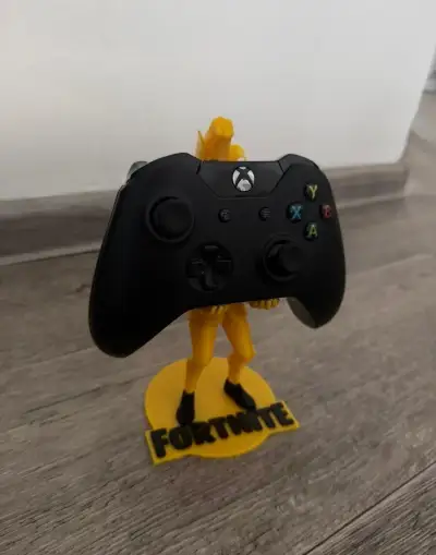 Držák na ovladač ps5/xbox ve stylu Fortnite skinu.