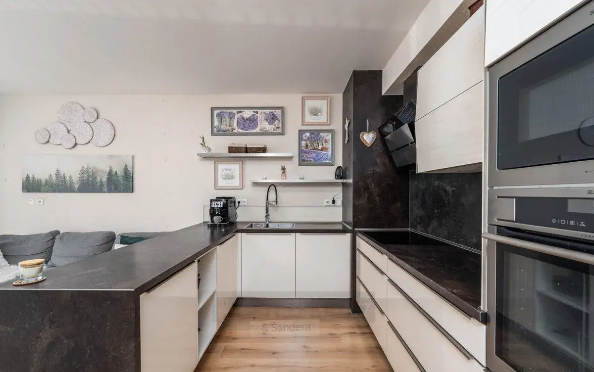 Prodej moderního bytu 3+kk, 72 m² se zahradou 56 m² a 2x par