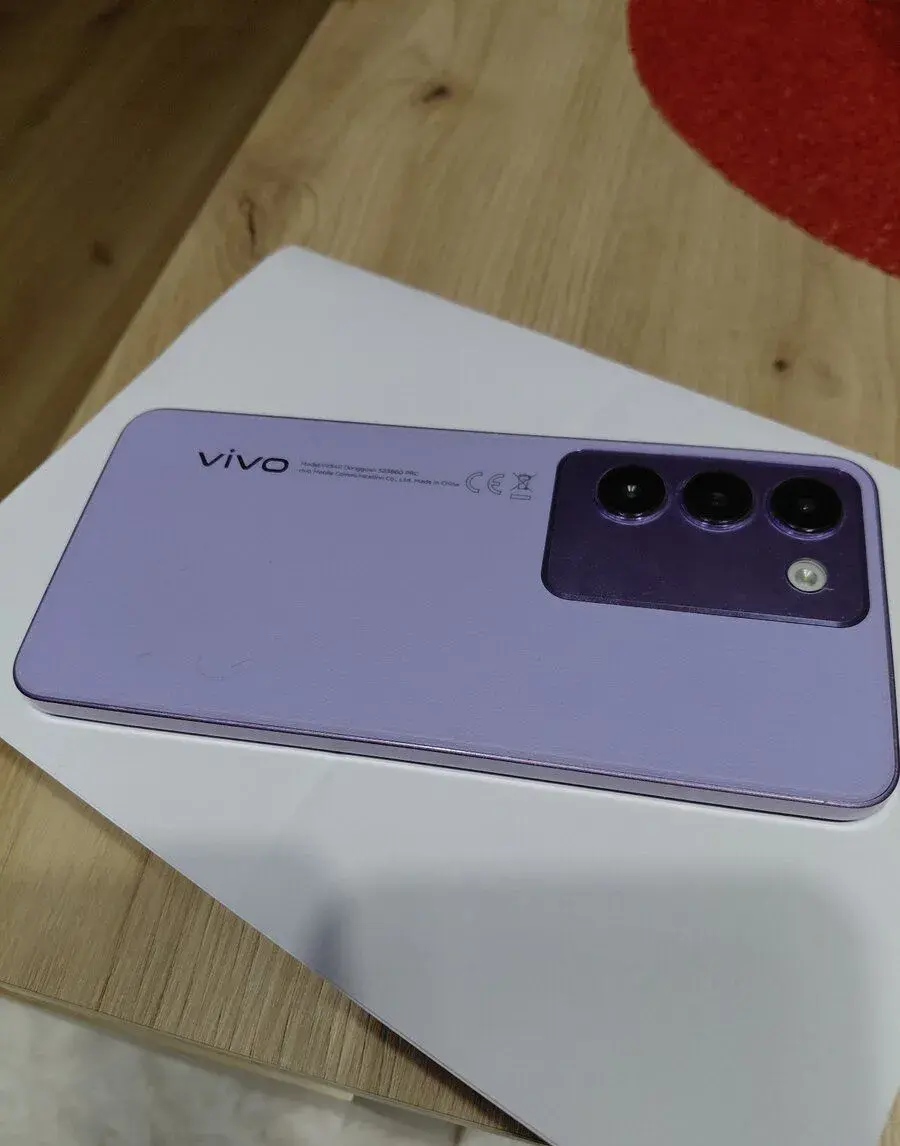 Vivo v40 se