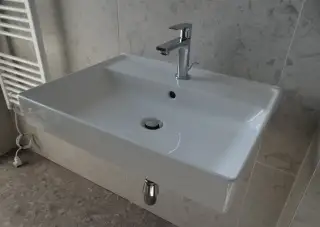 Umyvadlo Villeroy & Boch včetně baterie s výpustí Hansgrohe