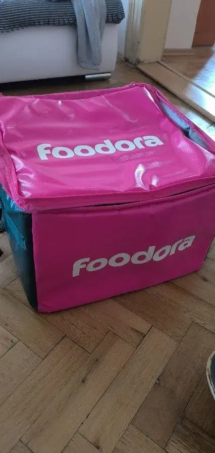Velkou kurýrní termo tašku Foodora.