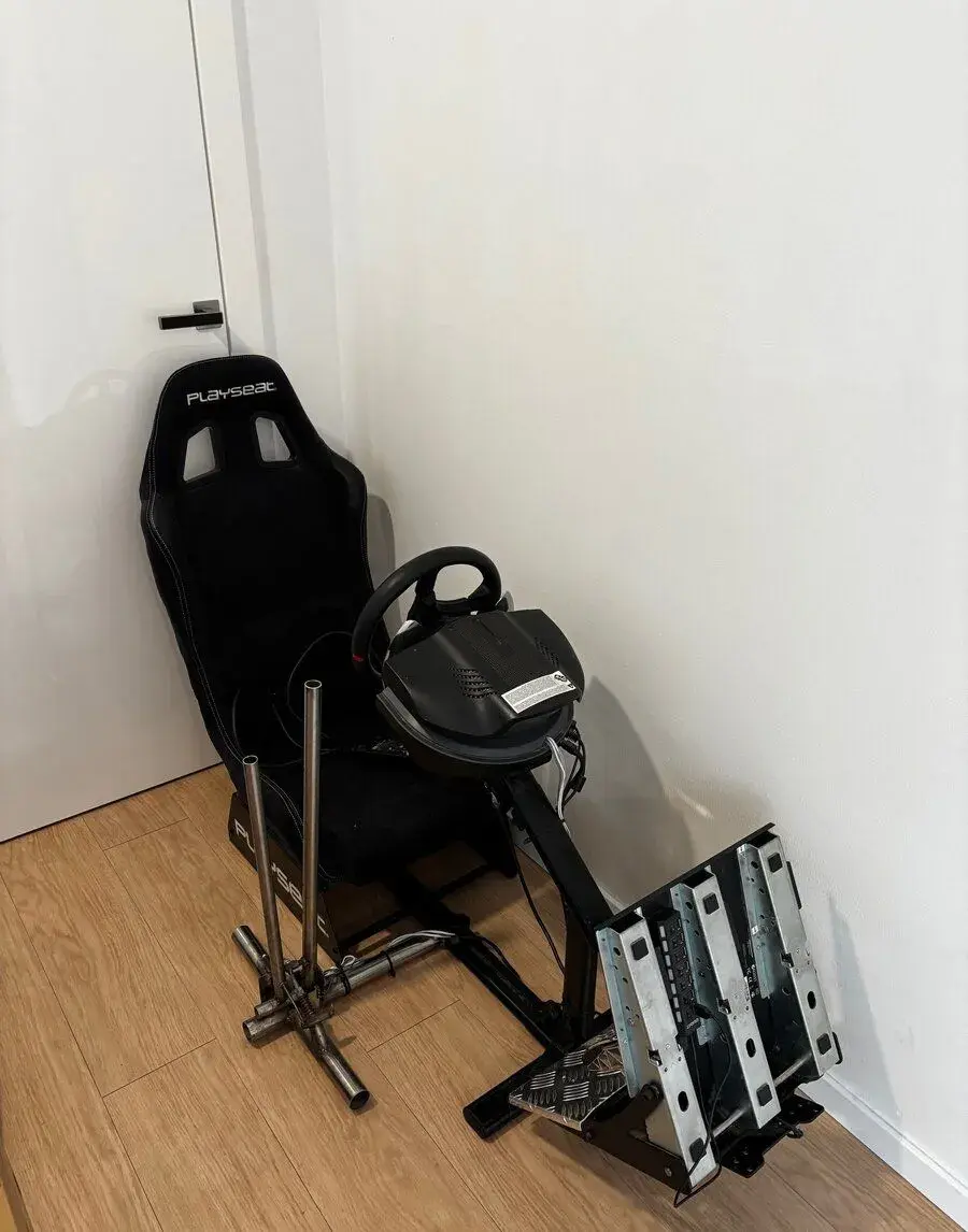 Závodní simulátor s volantem thrustmaster a pedály