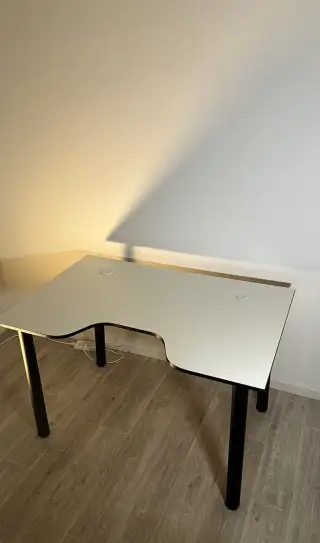 Pracovní / herní stůl s ergonomickým výřezem, bílý