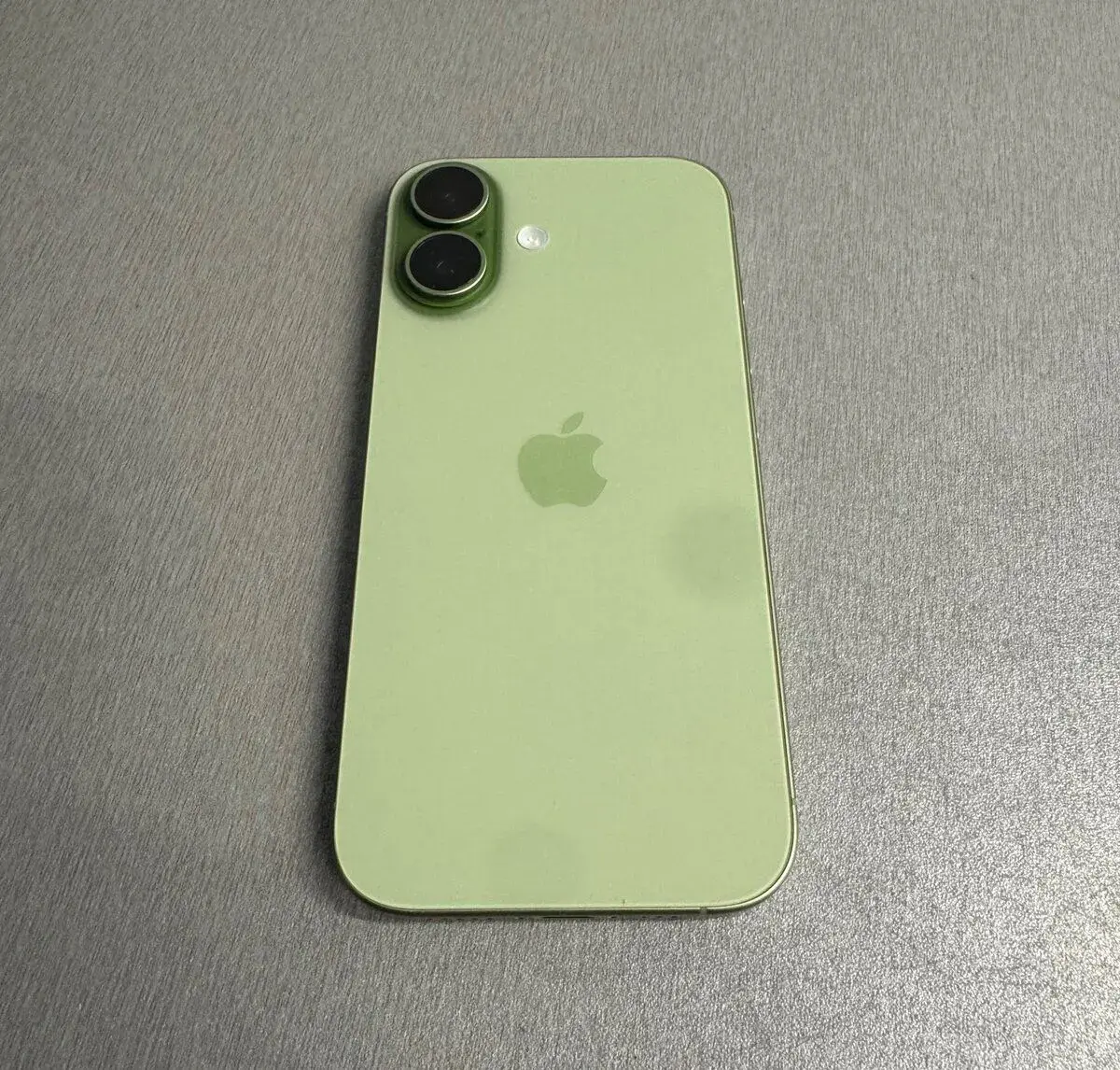 iPhone 17 256GB zelený, jako nový, rok záruka