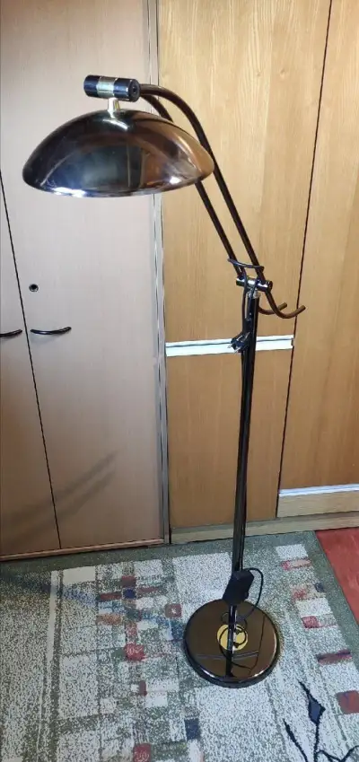 Stojací lampa se stmíváním
