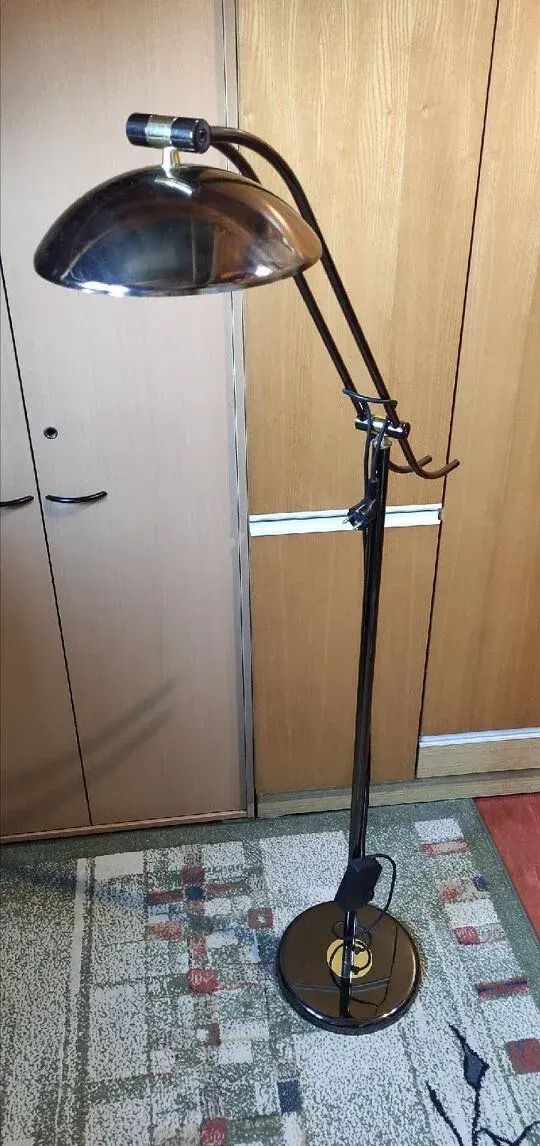 Stojací lampa se stmíváním