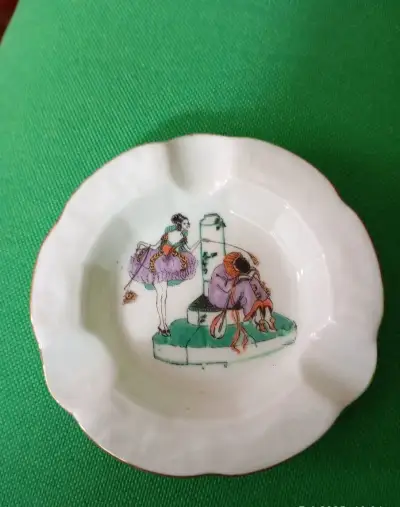 porcelánový popelník zn .PALT,gumová hračka z r.1967