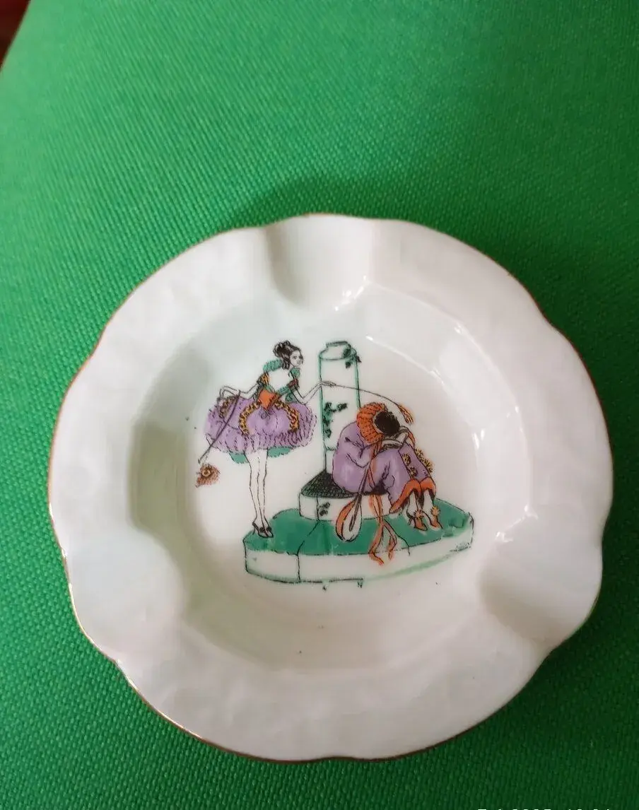 porcelánový popelník zn .PALT,gumová hračka z r.1967