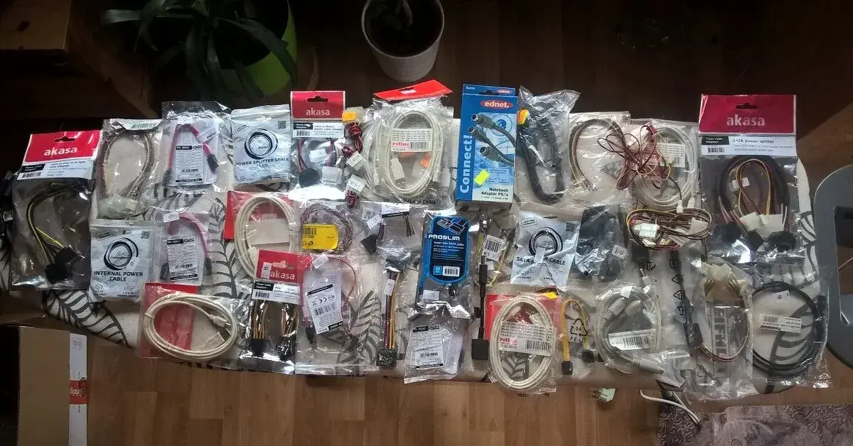 Konvolut kabelů k PC, USB SATA Molex adt