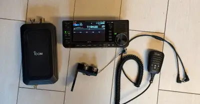 Icom IC-705 s automatickým tunerem AH-705