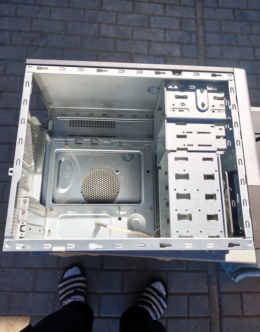 Starší počítačová skříň PC case ATX (stříbrno-černá)