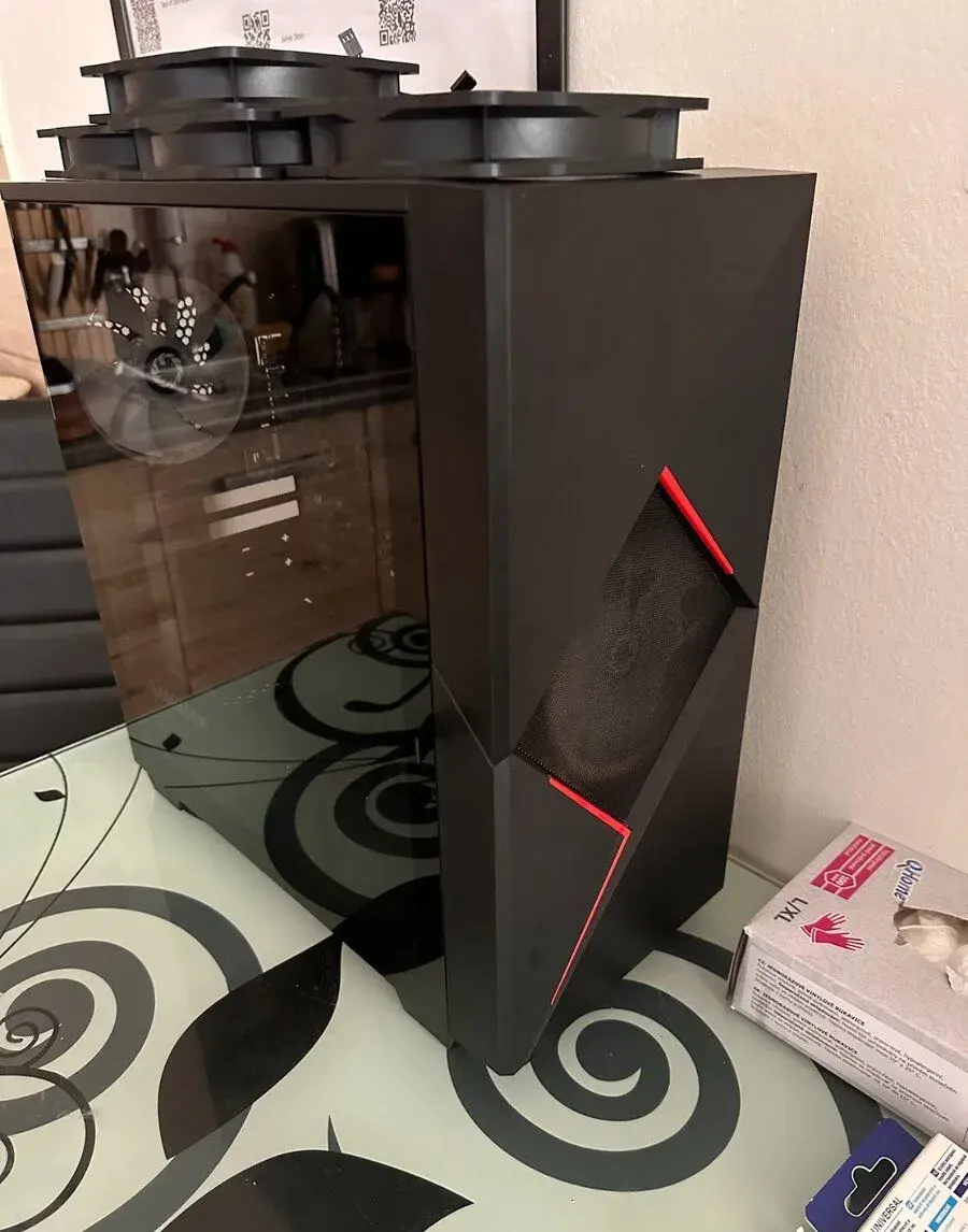 Desku Gigabyte AM4 plus case a větráky v ceně