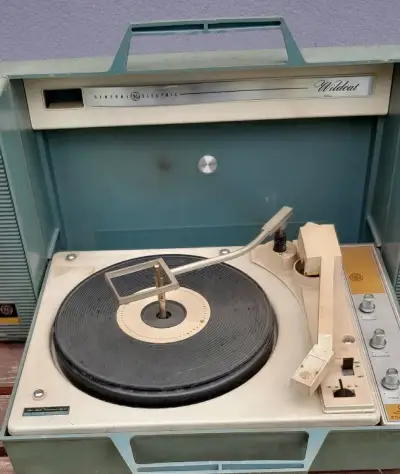 Gramofon přenosný General Electric Wildcat