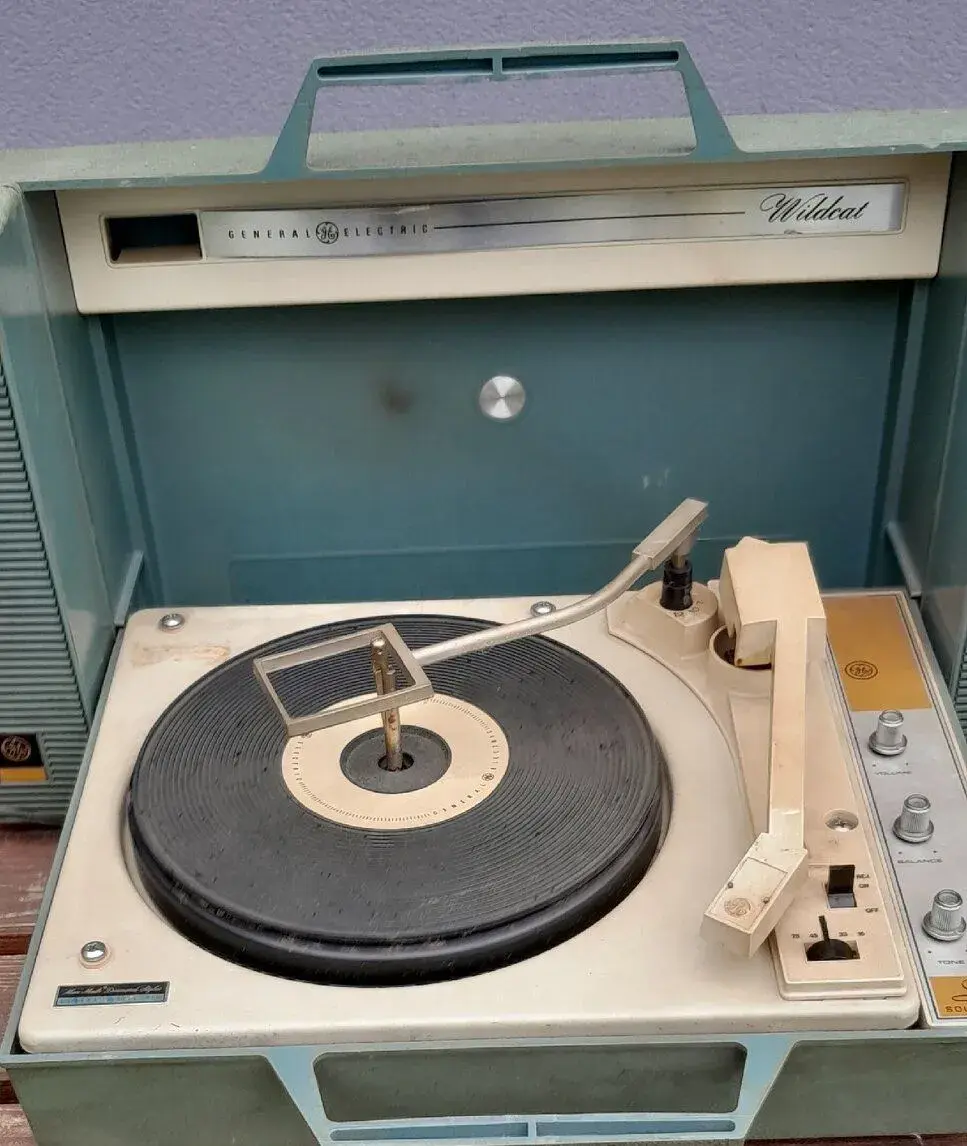 Gramofon přenosný General Electric Wildcat