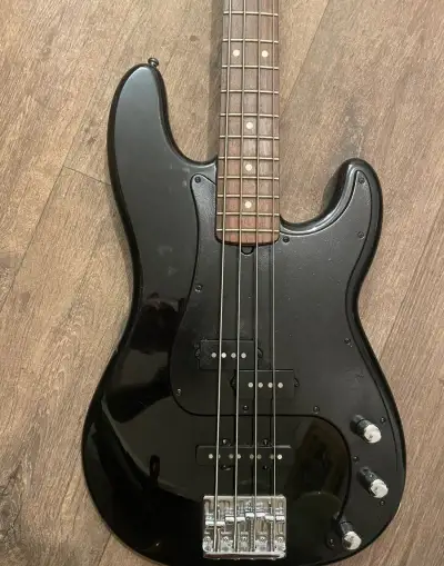 Fender Precision Bass Mexico (2009) – Klasika v černé