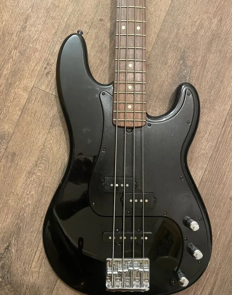 Fender Precision Bass Mexico (2009) – Klasika v černé
