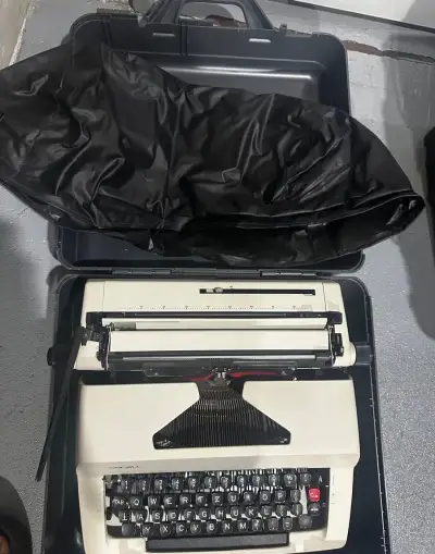 RETRO psací stroj CONSUL – česká klávesnice + kufr